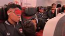 Ragam aktivitas dilakukan para pemain Korea-Korea Selecao (KKS) saat di dalam pesawat menuju Portugal. Untuk mengusir kebosanan, mereka melakukan berbagai kegiatan mulai dari menonton film di layar depan tempat duduk mereka, bermain game, hingga memejamkan mata. (Bola.com/Bagaskara Lazuardi)