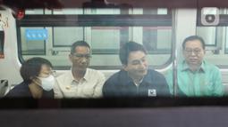 Heru Budi bersama Won Hee Ryong pun langsung masuk ke dalam gerbong LRT dan duduk berdampingan. (Liputan6.com/Herman Zakharia)