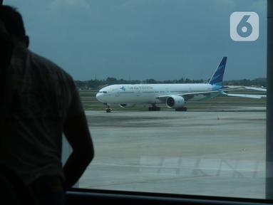 Pesawat Garuda berada di landasan pacu Terminal 3, Bandara Soekarno Hatta, Banten, Rabu (17/11/2021). Maskapai Garuda Indonesia akan menutup 97 rute penerbangannya secara bertahap hingga 2022 mendatang bersamaan dengan proses restrukturisasi yang tengah dilakukan. (Liputan6.com/Angga Yuniar)