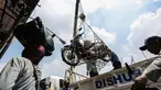 Petugas Dinas Perhubungan merazia parkir liar motor dengan menggunakan jaring di kawasan Pasar Tanah Abang, Jakarta, Kamis (16/4/2015). Razia dilakukan untuk menciptakan kawasan yang tertib serta nyaman di kawasan Tanah Abang. (Liputan6.com/Faizal Fanani)
