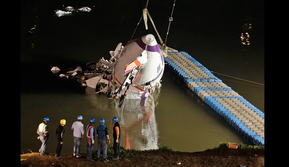 Kepala pesawat TransAsia Airways turboprop ATR 72-600 saat diangkat oleh petugas di sungai Taipe, Taiwan, Rabu (4/2/2015).  Pesawat yang mengangkut 58 penumpang dan awak pesawat itu terhempas ke sungai saat hendak lepas landas. (REUTERS/Pichi Chuang)
