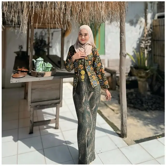 6 Detail Ria Ricis dalam Balutan Kebaya Floral yang Memukau, Asyik Liburan di Jogja