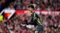Aksi Senne Lammens pada laga pekan ke-7 Premier League antara Manchester United vs Sunderland di Old Trafford -&nbsp;AP Photo/Dave Thompson