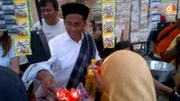 [FOTO] Aksi Kocak Dahlan Iskan Jadi Pedagang Sembako