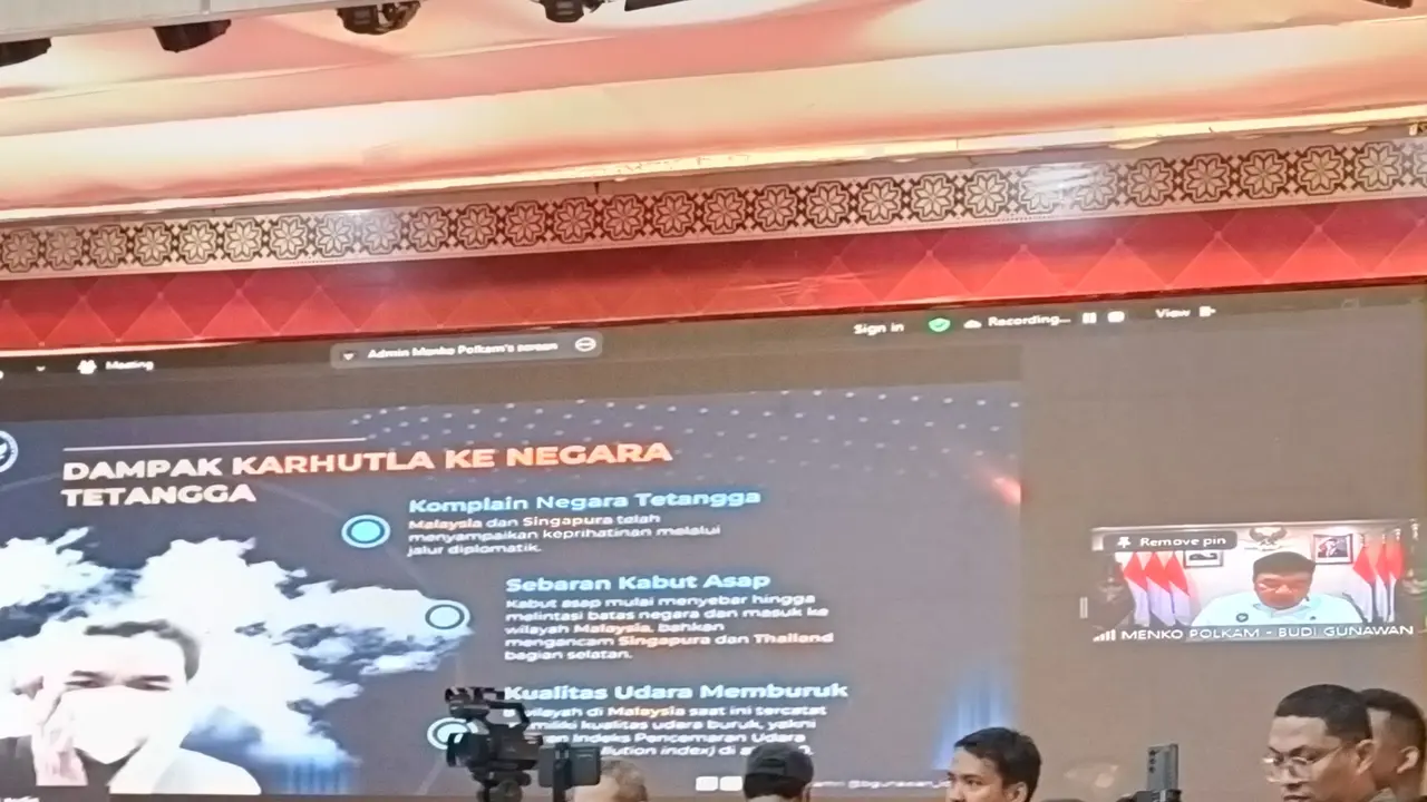 Menteri Koordinator Bidang Politik dan Keamanan Budi Gunawan saat zoom meeting membahas Karhutla Riau.