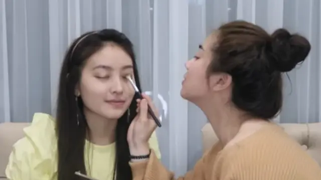 6 Momen Felicya Angelista Makeup-in Natasha Wilona Jadi Jennie Blackpink, Hasilnya Kocak