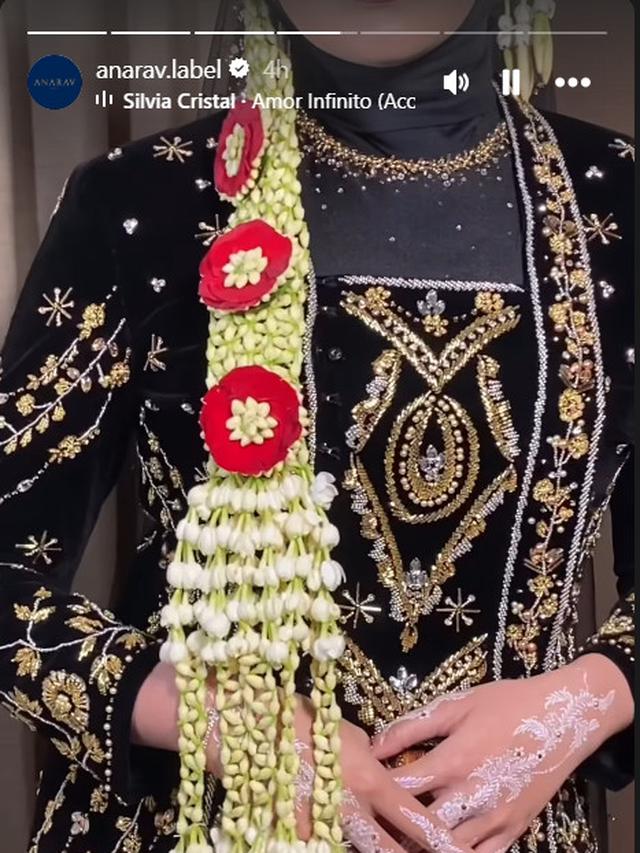 6 Potret Detail Penampilan Salma Salsabil di Hari Pernikahan, Pakai Busana Adat Jawa