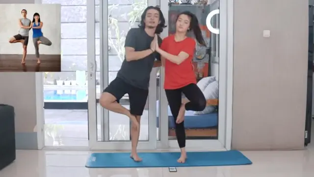 6 Momen Seru Bryan dan Megan Domani Belajar Yoga Bareng, Kompak