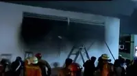 Dugaan munculnya api disebabkan panel listrik yang terbakar di lantai dasar mal