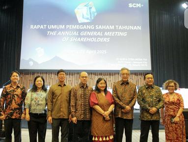 Direktur Utama SCM Sutanto Hartono (tengah) bersama sejumlah petinggi PT Surya Citra Media Tbk (SCMA) berfoto bersama usai Rapat Umum Pemegang Saham Tahunan (RUPST) di SCTV TOWER, Jakarta, Senin (28/4/2025). (Liputan6.com/Herman Zakharia)