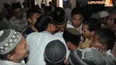 Salah satu jamaah berusaha memeluk dan mencium Jokowi sebelum mantan Walikota Solo itu melanjutkan kampanye di Serang {Liputan6.com/Herman Zakharia)