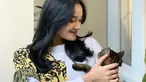 Ashel JKT48 memang menyukai kucing. Ia tampak begitu gemas saat bermain-main dengan kucing peliharannya. Tatapan sayang saat melihat kucing terlihat jelas dari foto Ashel di atas. Ashel terlihat sumringah saat bisa menggendong kucing yang bikin gemas. (Liputan6.com/IG/@jkt48.ashel)