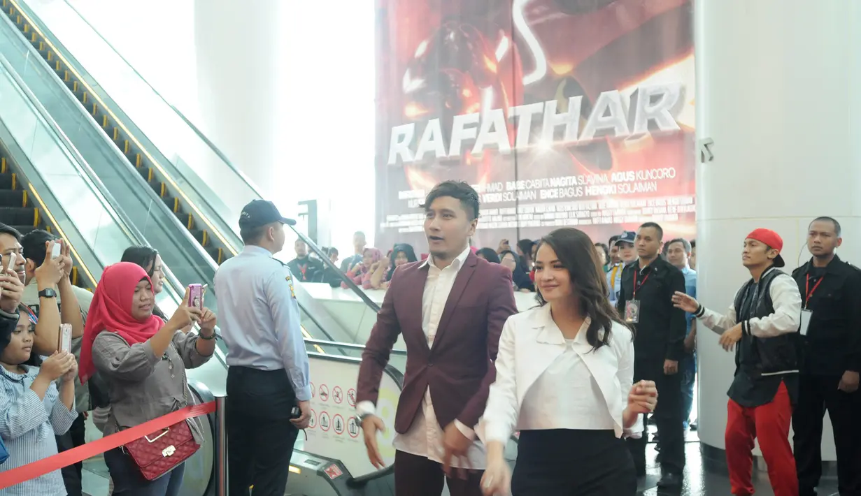 "Iya tadi ke sini (naik helikopter). Ada sponsor yang support kita kasih helikopter buat kita," ujar Raffi Ahmad di CGV Grand Indonesia, Jakarta Pusat, Sabtu (5/8/2017). (Daniel Kampua/Bintang.com)