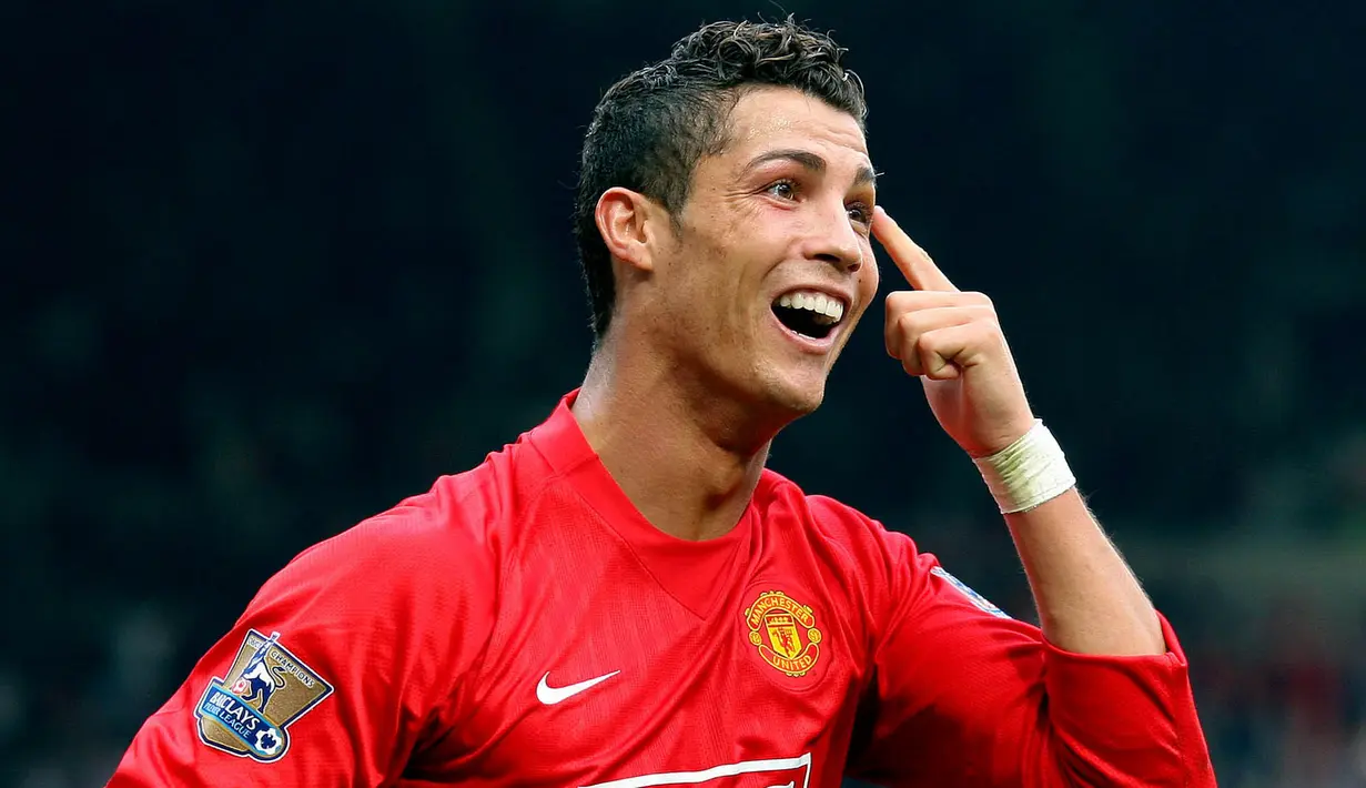 3. Cristiano Ronaldo (Manchester United) - Sebelum berseragam Setan Merah, mega bintang asal Portugal ini hampir bergabung dan sempat berlatih di markas Arsenal. Karena alasan finansial akhirnya sang pemain merapat ke Old Trafford. (AFP/Andrew Yates)