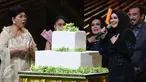 Siti Nurhaliza mendapatkan kue ulang tahun saat mengisi acara Golden Memories International di studio 5 Indosiar, Jakarta, Kamis (12/1). (Liputan6.com/Yoppy Renato)