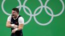 Ekspresi kesakitan atlet angkat besi Armenia, Andranik Karapetyan usai mengalami cedera horor ketika tampil pada Olimpiade 2016 di Rio de Janeiro, Rabu (10/8). Siku Karapetyan patah saat hendak mengangkat beban 195 kilogram (REUTERS/Stoyan Nenov)
