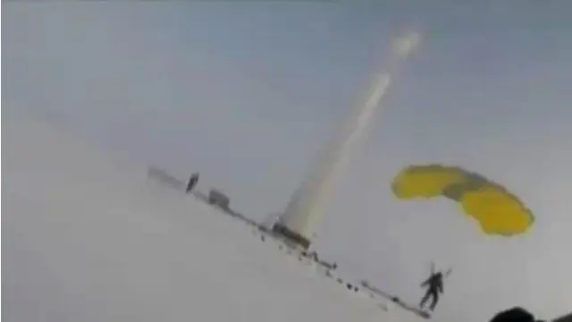 Petugas menemukan potongan tubuh di sekitar jatuhnya pesawat Super Tucano, hingga aksi penerjun payung asal Rusia di ketinggian 40 meter.