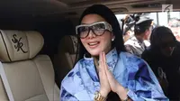 Kepanasan di Sidang First Travel, Syahrini Kipas-Kipas dan Buka Jaket
