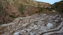 Pemandangan tambak garam Maras di Peru, 27 April 2019. Tambak yang pada zaman pra-Inca menjadi sumber garam untuk berbagai keperluan itu kini menjadi salah satu tempat wisata.  (Pablo PORCIUNCULA BRUNE/AFP)