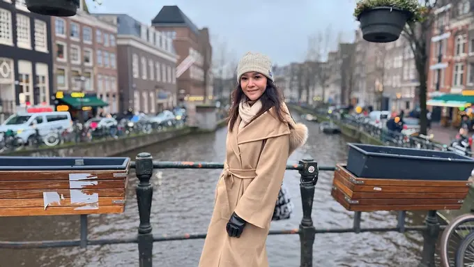 Gaya Outfit Traveling Maia Estianty yang Bisa Jadi Inspirasi untuk Berlibur (Instagram/@maiaestiantyreal)