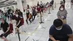 Warga divaksin Covid-19 di Balai Warga  Apartemen Gading Mediterania Residence (MGR) Kelapa Gading, Jakarta, Kamis (17/6/2021). Vaksin massal dengan target 1.000 penghuni selama dua hari untuk mencegah penyebaran Covid-19. (Liputan6.com/Fery Pradolo)