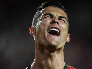 Gelandang Portugal, Cristiano Ronaldo, berteriak saat melawan Ukraina pada laga Kualifikasi Piala Eropa 2020 di Stadion Luz, Lisbon, Jumat (22/3). Kedua negara bermain imbang 0-0. (AFP/Patricia De Melo Moreira)