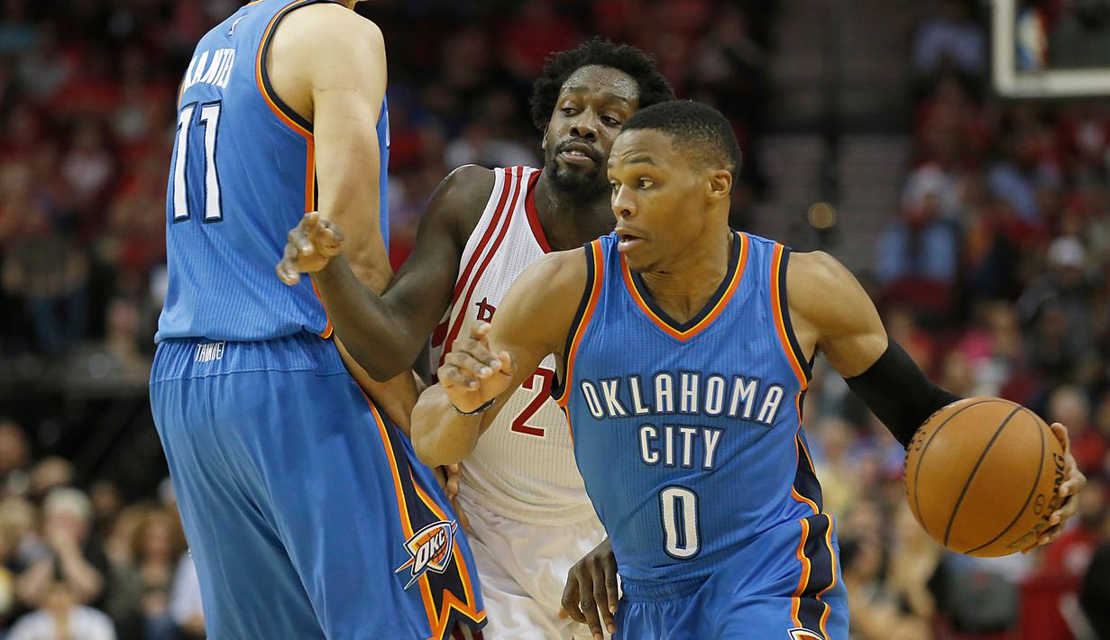 Pemain Oklahoma City Thunder Russell Westbrook (kanan) melewati hadangan pemain Houston Rockets Patrick Beverley saat pertandingan NBA di Toyota Center, Amerika Serikat, (2/11/2015). Rockets menang 110 - 105 atas Thunder. (Reuters/ Thomas B. Shea)