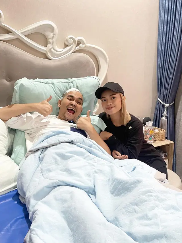 Indra Bekti dijenguk rekan artis di rumahnya (Foto: Instagram waodeofficial)