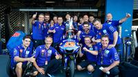 Perayaan pembalap Movistar Yamaha, Maverick Vinales usai merebut podium ketiga MotoGP Thailand 2018. (Twitter/Yamaha MotoGP)