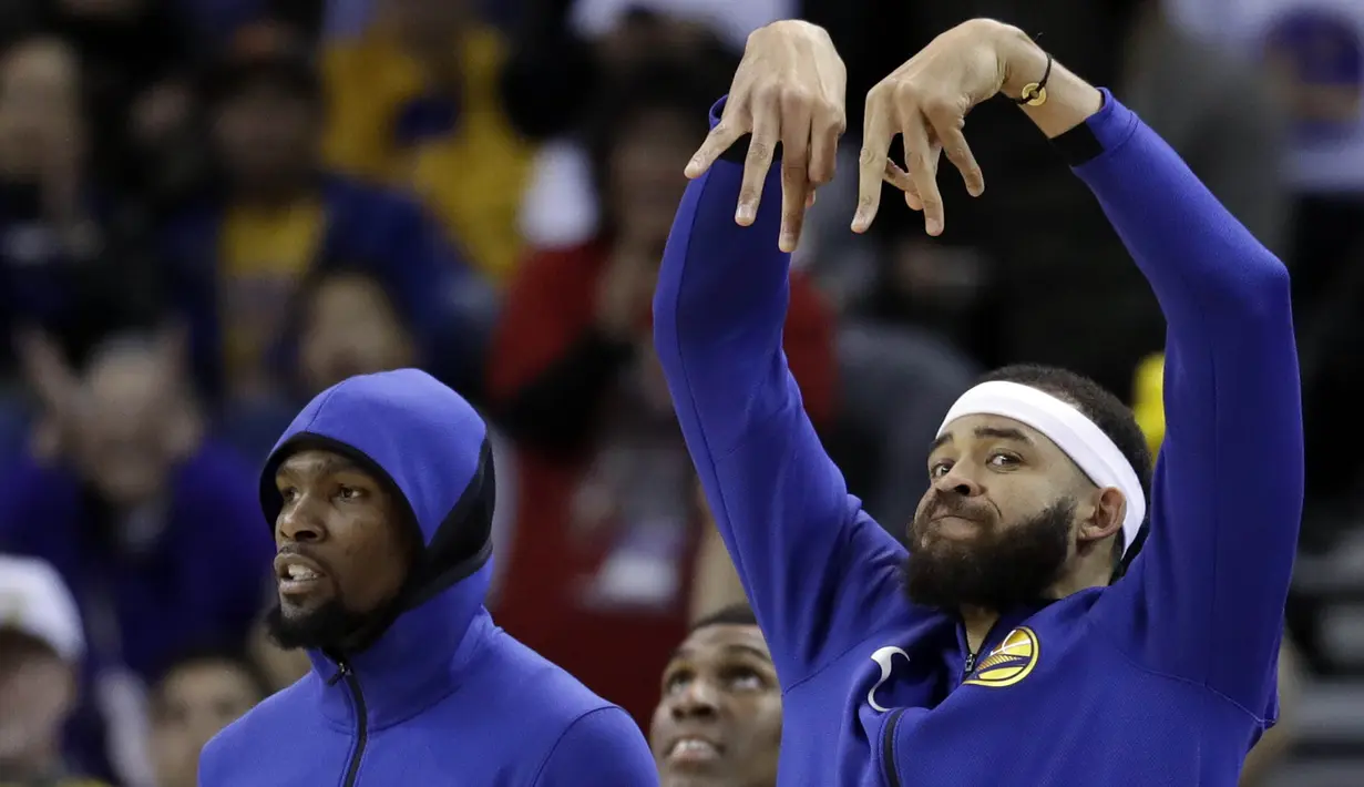 Pebasket Golden State Warriors, JaVale McGee, merayakan kemenangan atas Dallas Mavericks pada laga NBA di Oracle Arena, Oakland, Kamis (14/12/2017). Warriors menang 112-97 atas Mavericks. (AP/Marcio Sanchez)