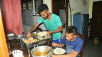 Ferry Aman Saragih dan Ahmad Nufiandani menikmati masakan buka puasa yang sederhana namun sehat. (Bola.com/Iwan Setiawan)