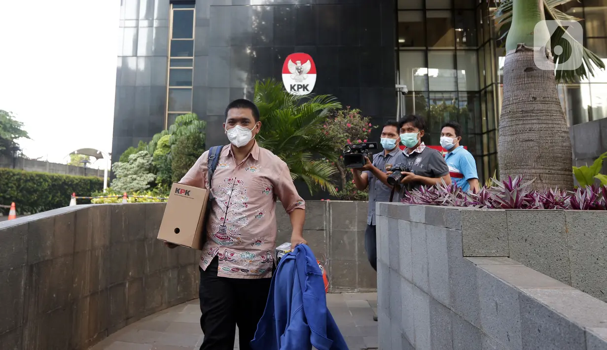 Penyidik dan Ketua Wadah Pegawai KPK, Yudi Purnomo keluar membawa sebagian barang pribadinya dari Gedung Merah Putih KPK, Jakarta, Kamis (16/9/2021). Yudi Purnomo, salah satu dari 56 pegawai KPK yang tidak lulus TWK dan akan diberhentikan pada 30 September 2021. (Liputan6.com/Helmi Fithriansyah)