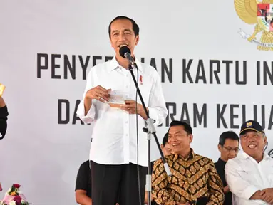 Presiden Joko Widodo atau Jokowi memberi pertanyaan kepada seorang wanita saat penyerahan KIP dan PKH di SMA Negeri 1 Palembang, Sumatra Selatan (22/1). (Liputan6.com/Pool/Biro Setpres)