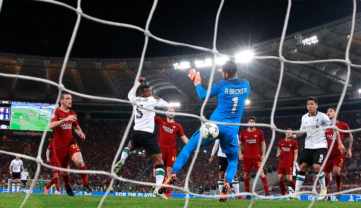 Pemain Liverpool Georginio Wijnaldum berhasil mencetak gol ke gawang AS Roma dalam pertanding semifinal Liga Champions di Stadion Olimpico, Roma (2/5). (Riccardo Antimiani / ANSA via AP)