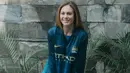 <p>Wulan Guritno berpose dengan jersey terbaru dari Manchester City. Dengan detail kerah, jersey lengan panjang bernuansa hijau kebiruan ini tampak pas dan apik dikenakan oleh Wulan Guritno. Foto: Instagram.</p>