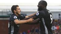 Pemain Manchester United, Matteo Darmian, merayakan gol yang dicetak Romelu Lukaku ke gawang Stoke pada laga Premier League di Stadion Bet365, Stoke-on-Trent, Sabtu (9/9/2017). Kedua klub bermain imbang 2-2. (AFP/Geoff Caddick)