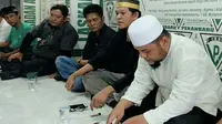 Penghina Ustaz Abdul Somad (UAS) memakai baju hitam (tiga dari kanan). (Liputan6.com/M Syukur)