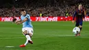 Penyerang Manchester City, Sergio Aguero saat melakukan eksekusi penalti di leg kedua 16 besar Liga Champions di Stadion Camp Nou, Spanyol, Kamis (18/3/15). Barcelona menang 1-0 atas Manchester City. (Reuters/Carl Recine)