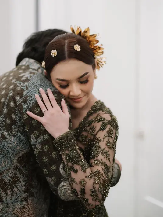 Kebayanya dipenuhi payet, membuatnya tampil semakin gemerlap elegan. Mahalini juga tampak mengenakan beberapa aksesori emas, berupa bros, anting, dan hair accessories yang serasi. Foto: Instagram.