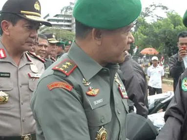 Citizen6, Bandung: Menurut Gubernur Jawa Barat, bantuan Speda Motor ini, merupakan bentuk perhatian dan kepedulian Pemda Provinsi Jawa Barat kepada TNI dan Polri. (Pengirim: Pendam3)