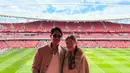Saat berkunjung ke lapangan bola salah satu klub inggris, keduanya kompak mengenakan luaran coklat muda. Anisah Rosnah pun membawa tas Hermes putihnya. [@tmski]