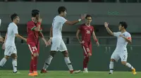 Para pemain Korea Selatan merayakan gol ke gawang Indonesia U-23 pada laga uji coba di Stadion Pakansari, Bogor, (23/6/2018).  Indonesia tertinggal -01 dari Korea. (Bola.com/Nick Hanoatubun)