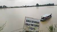 Debit sungai air batanghari terlihat semakin naik di wilayah Kabupaten Muaro Jambi, Selasa (21/1/2020). (Liputan6.com/Gresi Plasmanto)