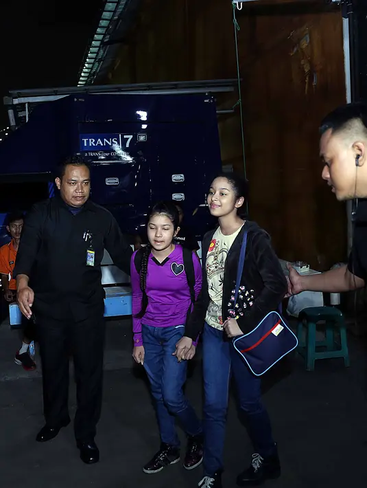 Tak henti-hentinya, kedua anak Yana Zein memberikan semangat serta mendoakan kesembuhan mamanya. Bagi putri sulungnya, Calista kesembuhan maminya merupakan hadiah terbesarnya. (Nurwahyunan/Bintang.com)