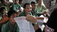 Pemilih pemula penyandang disabilitas mendengarkan sosialisasi KPUD Bekasi terkait Pemilu 2019 di SLB Al Gaffar Guchany, Bekasi, Rabu (20/2). Kegiatan ini untuk mengedukasi pemilih pemula penyandang disabilitas tentang Pemilu. (Merdeka.com/Iqbal Nugroho)