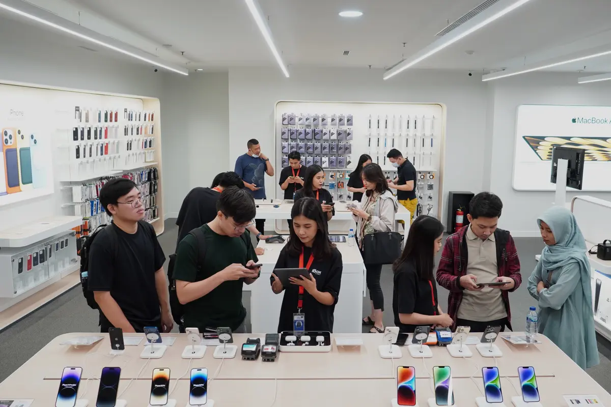 Antrean pre-order iPhone 15 series di iBox Central Park
