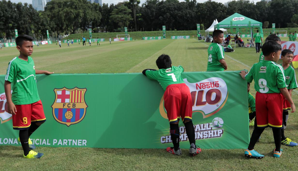Anak-anak SD Angkasa 9 menanti giliran bermain pada ajang MILO Football Championship 2018 di Lapangan Panahan GBK, Jakarta, (24/3/2018). Sekitar 128 Sekolah Dasar di Jakarta ikut ambil bagian pada ajang tersebut. (Bola.com/Nick Hanoatubun)