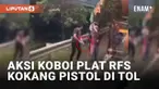 Aksi koboi pengendara kembali terjadi, kali ini diduga terjadi di Tol Tangerang pada Kamis (19/1/2023). Seorang pengemudi mobil plat RFS mengokang pistol saat adu mulut dengan pengendara lain. Sejumlah pria diduga kru bus memaksa pelaku menyerahkan p...