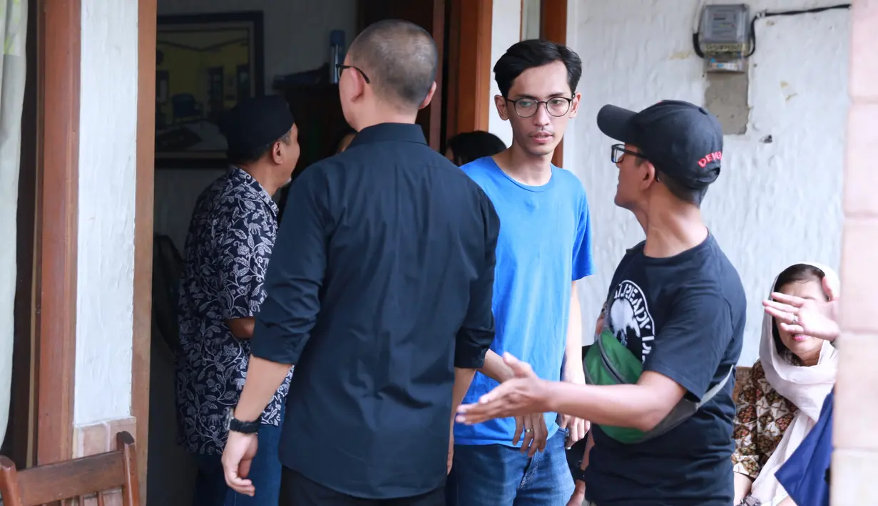 "Sakitnya dia sebenarnya udah kira-kira 3 hari lalu baru keluar Rumah Sakit karena gagal jantung, emang udah tua,” papar sang anak. (Adrian Putra/Bintang.com)
