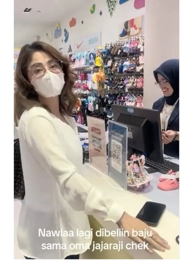 6 Potret Dewi Perssik Ikut Rayakan Dua Bulan Usia Cucunya, Borong Banyak Baju